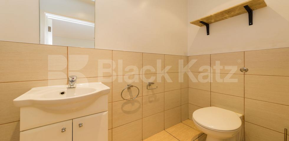 			STUNNING SPACIOUS LIVE WORK STUDIO APARTMENT, 1 Bedroom, 1 bath, 1 reception Flat			 Bethnal Green Road , BETHNAL GREEN-SHOREDITCH 